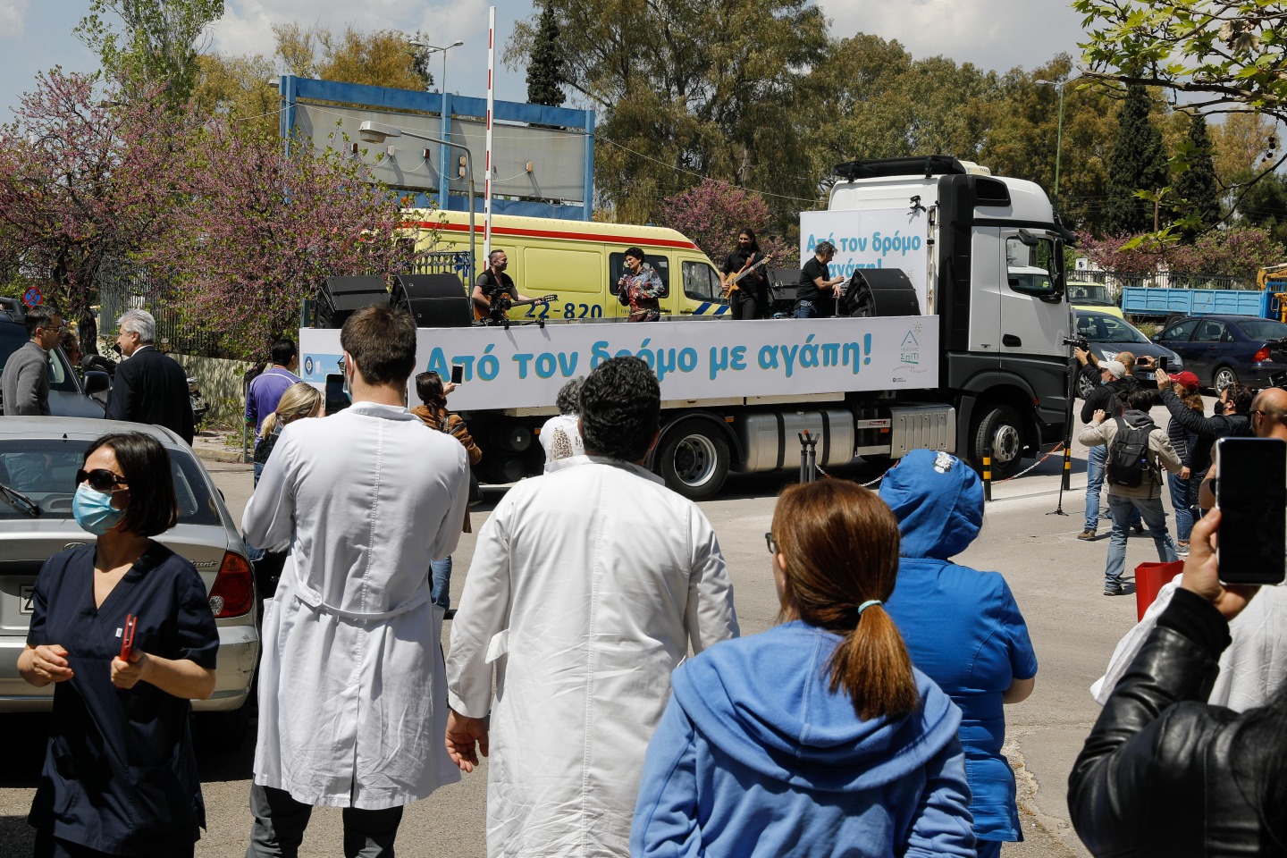 Η ΑΛΚΗΣΤΙΣ ΠΡΩΤΟΨΑΛΤΗ ΤΡΑΓΟΥΔΑΕΙ ΣΤΟΥΣ ΔΡΟΜΟΥΣ ΚΑΙ ΕΞΩ ΑΠΟ ΝΟΣΟΚΟΜΕΙΑ ΤΗΣ ΑΘΗΝΑΣ