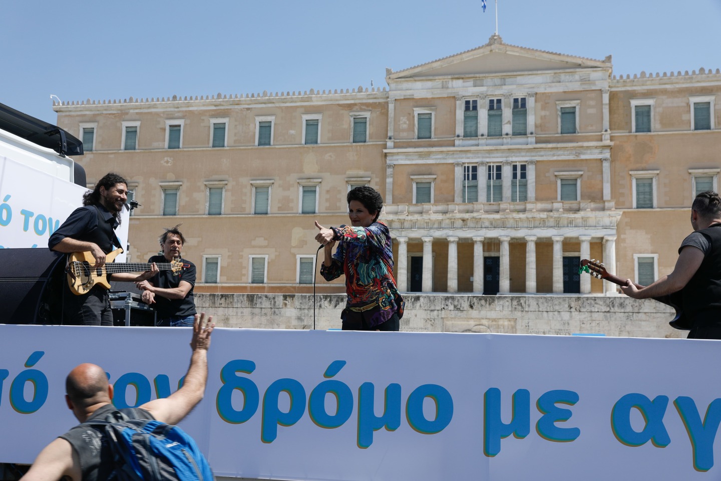 Η ΑΛΚΗΣΤΙΣ ΠΡΩΤΟΨΑΛΤΗ ΤΡΑΓΟΥΔΑΕΙ ΣΤΟΥΣ ΔΡΟΜΟΥΣ ΚΑΙ ΕΞΩ ΑΠΟ ΝΟΣΟΚΟΜΕΙΑ ΤΗΣ ΑΘΗΝΑΣ