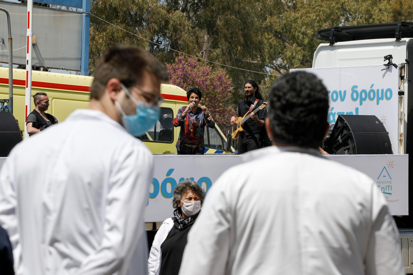 Η ΑΛΚΗΣΤΙΣ ΠΡΩΤΟΨΑΛΤΗ ΤΡΑΓΟΥΔΑΕΙ ΣΤΟΥΣ ΔΡΟΜΟΥΣ ΚΑΙ ΕΞΩ ΑΠΟ ΝΟΣΟΚΟΜΕΙΑ ΤΗΣ ΑΘΗΝΑΣ