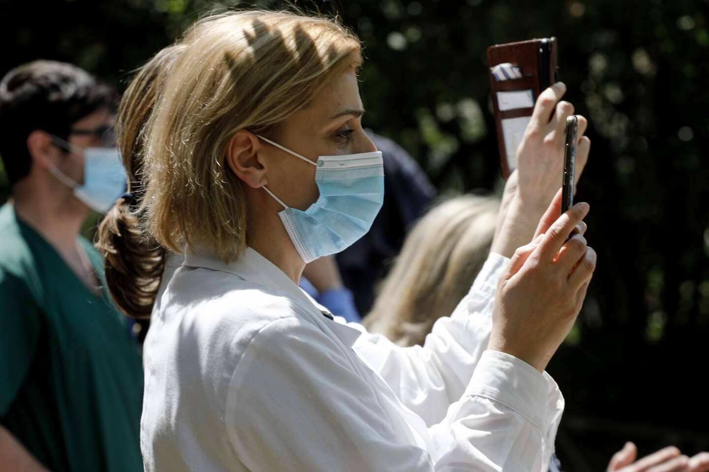 Η ΑΛΚΗΣΤΙΣ ΠΡΩΤΟΨΑΛΤΗ ΤΡΑΓΟΥΔΑΕΙ ΣΤΟΥΣ ΔΡΟΜΟΥΣ ΚΑΙ ΕΞΩ ΑΠΟ ΝΟΣΟΚΟΜΕΙΑ ΤΗΣ ΑΘΗΝΑΣ