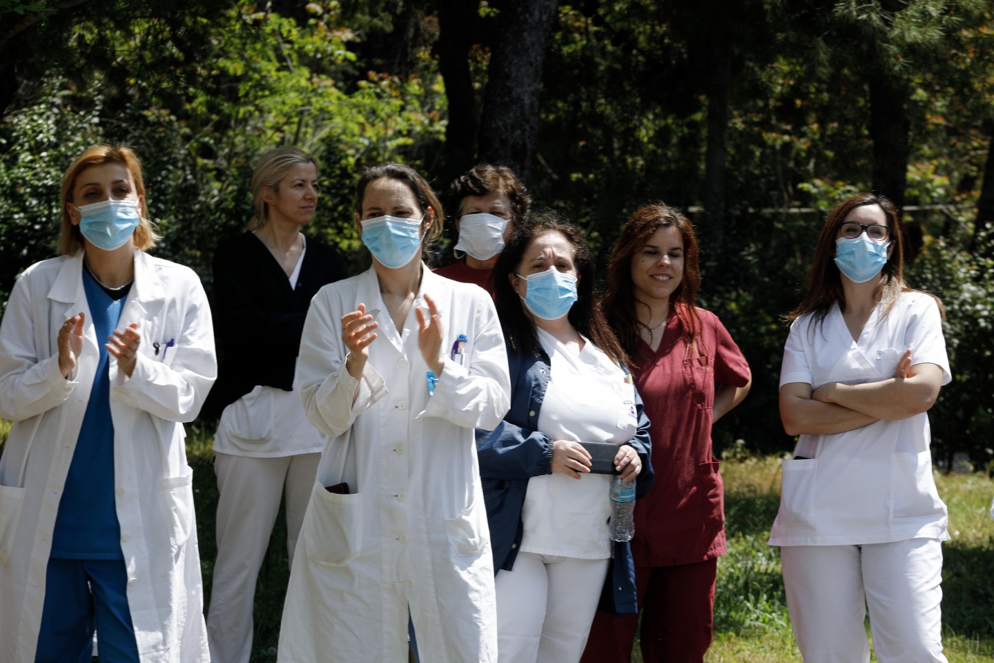 Η ΑΛΚΗΣΤΙΣ ΠΡΩΤΟΨΑΛΤΗ ΤΡΑΓΟΥΔΑΕΙ ΣΤΟΥΣ ΔΡΟΜΟΥΣ ΚΑΙ ΕΞΩ ΑΠΟ ΝΟΣΟΚΟΜΕΙΑ ΤΗΣ ΑΘΗΝΑΣ