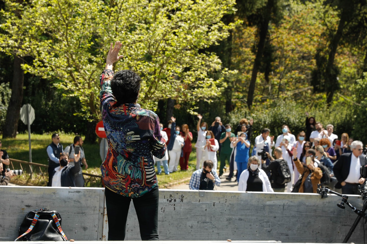 Η ΑΛΚΗΣΤΙΣ ΠΡΩΤΟΨΑΛΤΗ ΤΡΑΓΟΥΔΑΕΙ ΣΤΟΥΣ ΔΡΟΜΟΥΣ ΚΑΙ ΕΞΩ ΑΠΟ ΝΟΣΟΚΟΜΕΙΑ ΤΗΣ ΑΘΗΝΑΣ