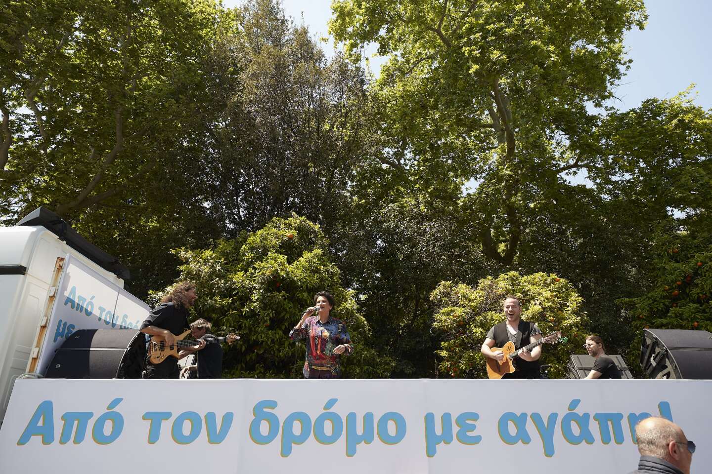 Η ΑΛΚΗΣΤΙΣ ΠΡΩΤΟΨΑΛΤΗ ΤΡΑΓΟΥΔΑΕΙ ΣΤΟΥΣ ΔΡΟΜΟΥΣ ΚΑΙ ΕΞΩ ΑΠΟ ΝΟΣΟΚΟΜΕΙΑ ΤΗΣ ΑΘΗΝΑΣ