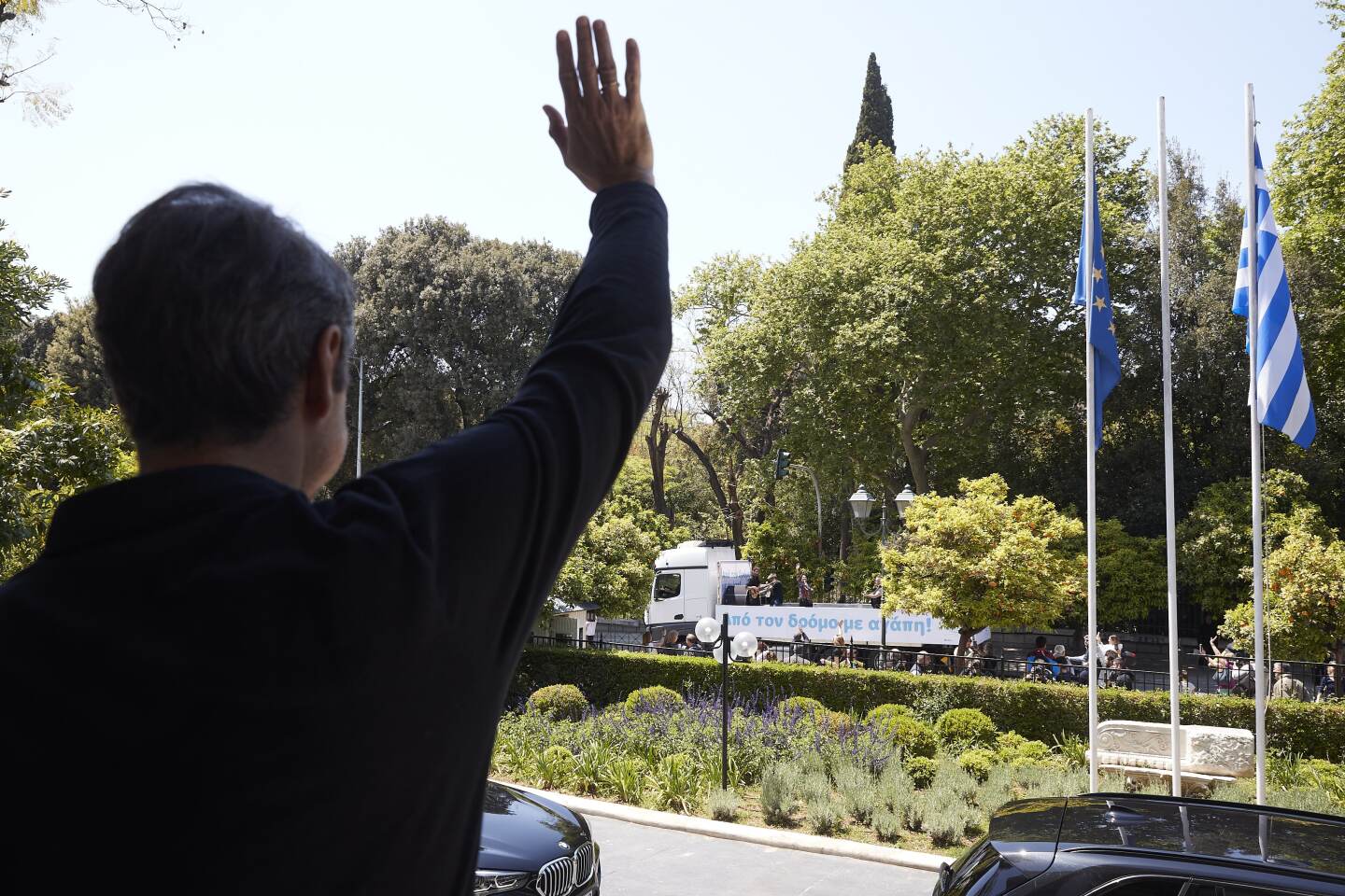 Η ΑΛΚΗΣΤΙΣ ΠΡΩΤΟΨΑΛΤΗ ΤΡΑΓΟΥΔΑΕΙ ΣΤΟΥΣ ΔΡΟΜΟΥΣ ΚΑΙ ΕΞΩ ΑΠΟ ΝΟΣΟΚΟΜΕΙΑ ΤΗΣ ΑΘΗΝΑΣ