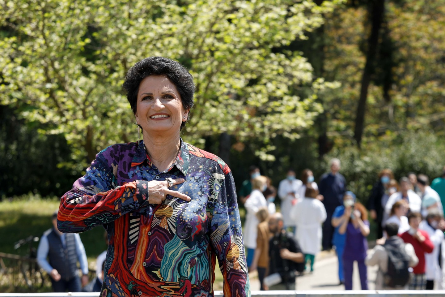 Η ΑΛΚΗΣΤΙΣ ΠΡΩΤΟΨΑΛΤΗ ΤΡΑΓΟΥΔΑΕΙ ΣΤΟΥΣ ΔΡΟΜΟΥΣ ΚΑΙ ΕΞΩ ΑΠΟ ΝΟΣΟΚΟΜΕΙΑ ΤΗΣ ΑΘΗΝΑΣ