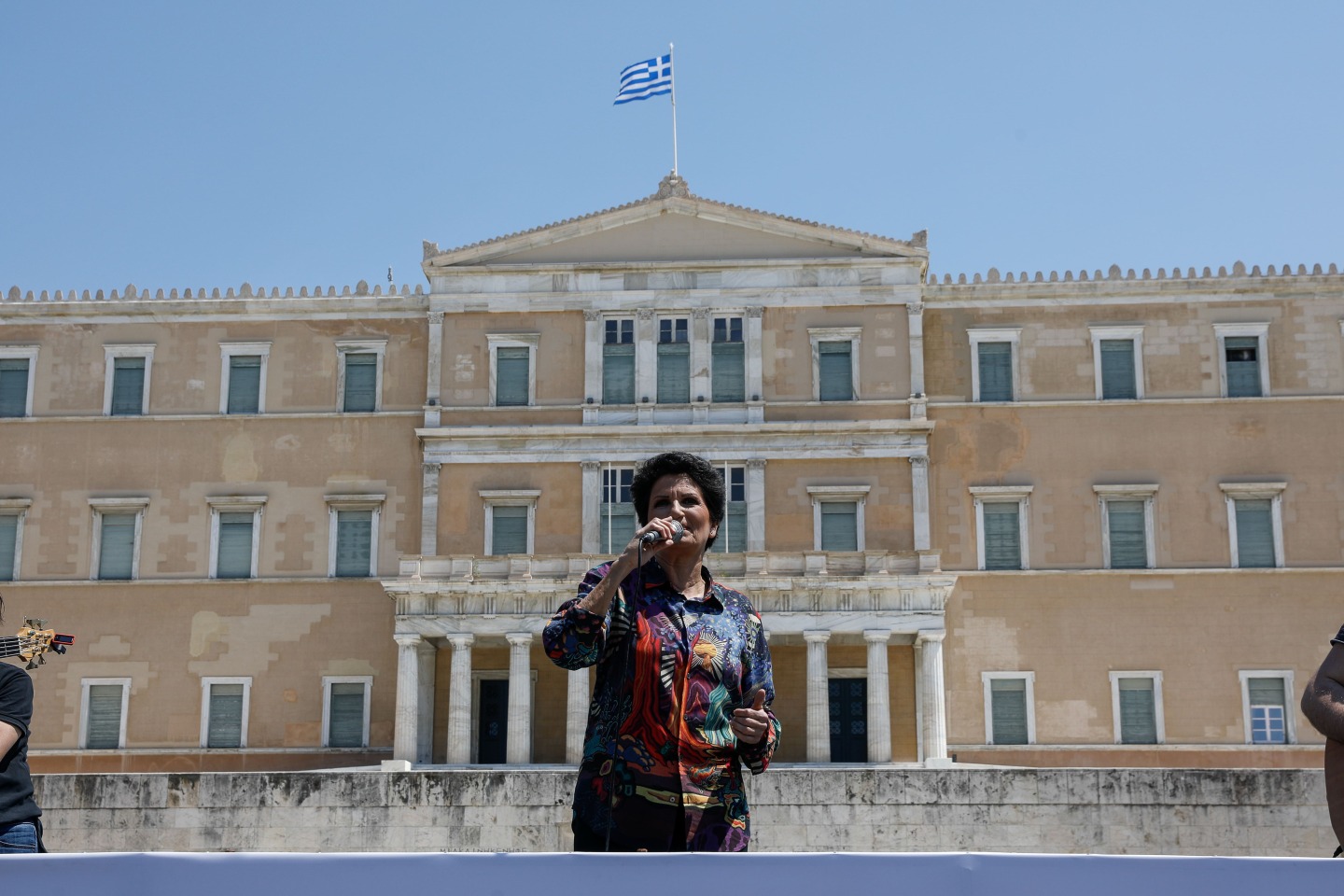 Η ΑΛΚΗΣΤΙΣ ΠΡΩΤΟΨΑΛΤΗ ΤΡΑΓΟΥΔΑΕΙ ΣΤΟΥΣ ΔΡΟΜΟΥΣ ΚΑΙ ΕΞΩ ΑΠΟ ΝΟΣΟΚΟΜΕΙΑ ΤΗΣ ΑΘΗΝΑΣ