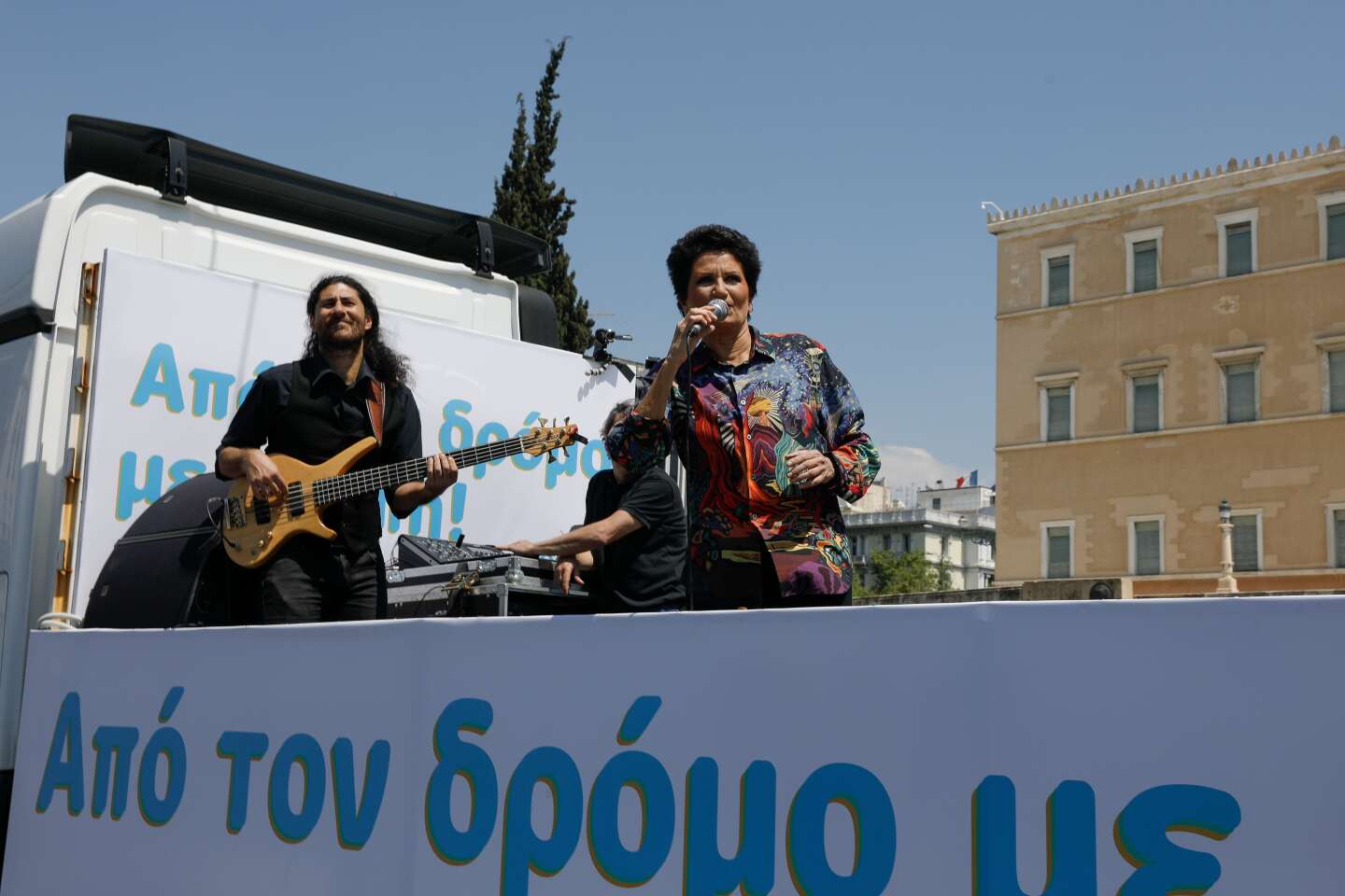 Η ΑΛΚΗΣΤΙΣ ΠΡΩΤΟΨΑΛΤΗ ΤΡΑΓΟΥΔΑΕΙ ΣΤΟΥΣ ΔΡΟΜΟΥΣ ΚΑΙ ΕΞΩ ΑΠΟ ΝΟΣΟΚΟΜΕΙΑ ΤΗΣ ΑΘΗΝΑΣ