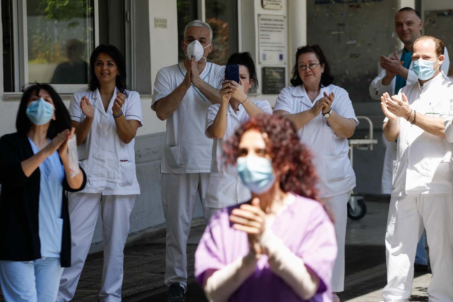Η ΑΛΚΗΣΤΙΣ ΠΡΩΤΟΨΑΛΤΗ ΤΡΑΓΟΥΔΑΕΙ ΣΤΟΥΣ ΔΡΟΜΟΥΣ ΚΑΙ ΕΞΩ ΑΠΟ ΝΟΣΟΚΟΜΕΙΑ ΤΗΣ ΑΘΗΝΑΣ