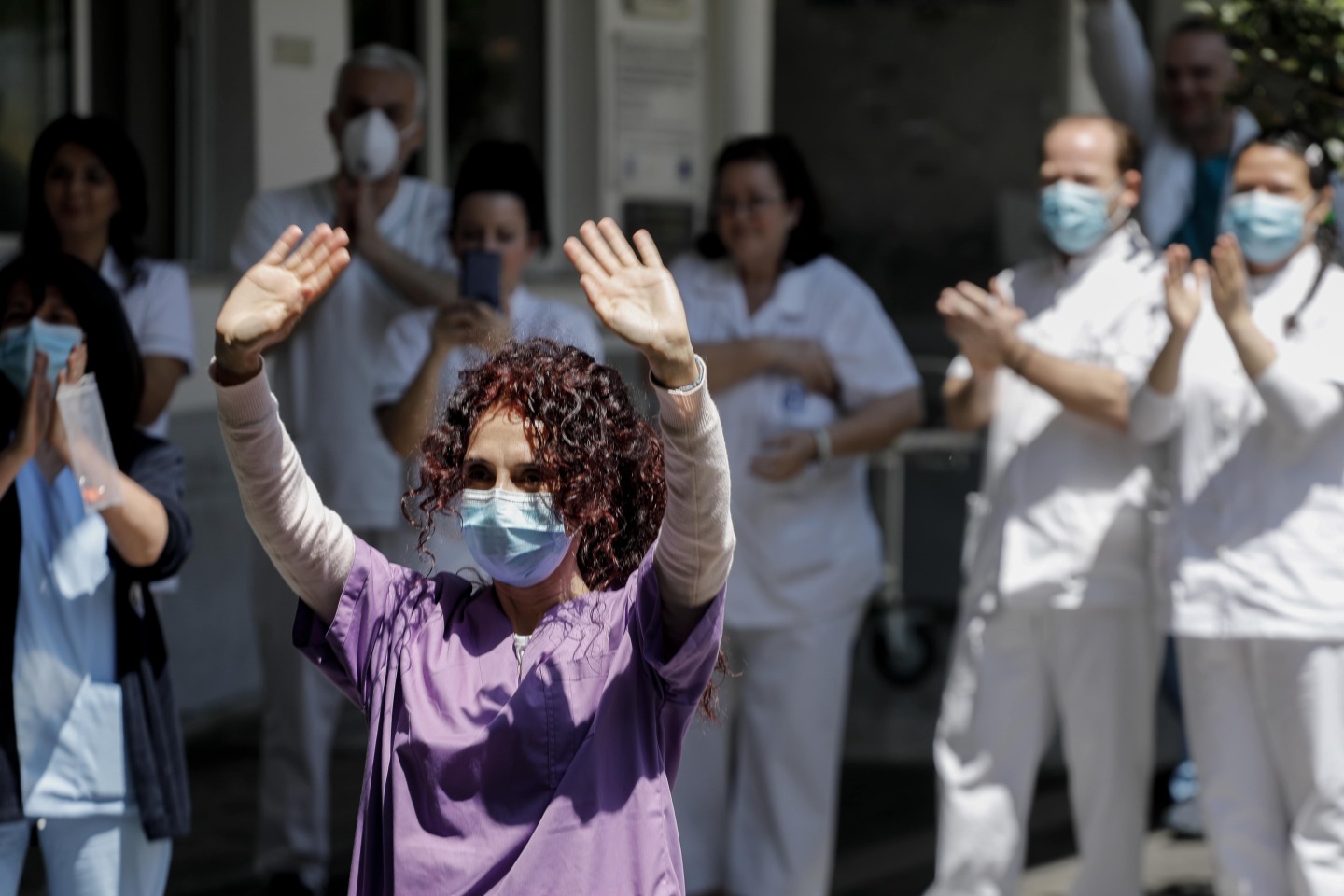 Η ΑΛΚΗΣΤΙΣ ΠΡΩΤΟΨΑΛΤΗ ΤΡΑΓΟΥΔΑΕΙ ΣΤΟΥΣ ΔΡΟΜΟΥΣ ΚΑΙ ΕΞΩ ΑΠΟ ΝΟΣΟΚΟΜΕΙΑ ΤΗΣ ΑΘΗΝΑΣ