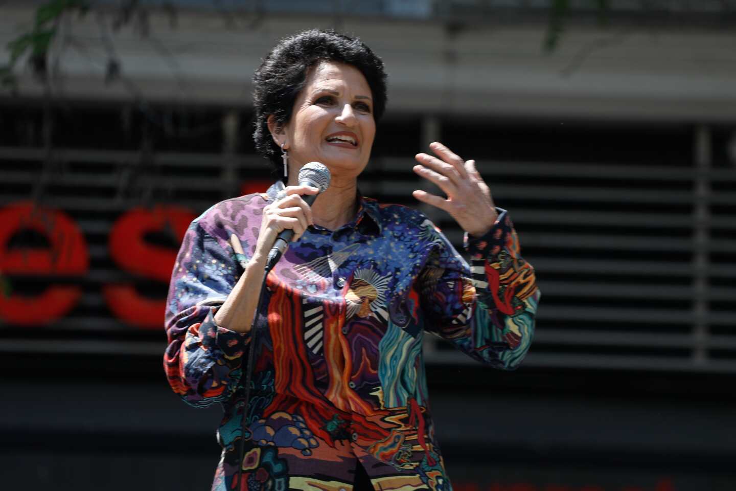 Η ΑΛΚΗΣΤΙΣ ΠΡΩΤΟΨΑΛΤΗ ΤΡΑΓΟΥΔΑΕΙ ΣΤΟΥΣ ΔΡΟΜΟΥΣ ΚΑΙ ΕΞΩ ΑΠΟ ΝΟΣΟΚΟΜΕΙΑ ΤΗΣ ΑΘΗΝΑΣ