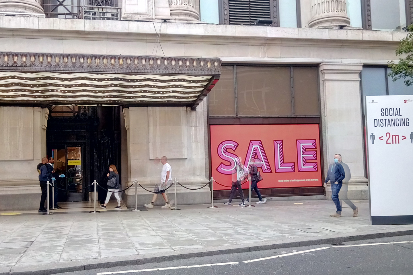 Το Λονδίνο ζει ακόμα στη σκιά της πανδημίας