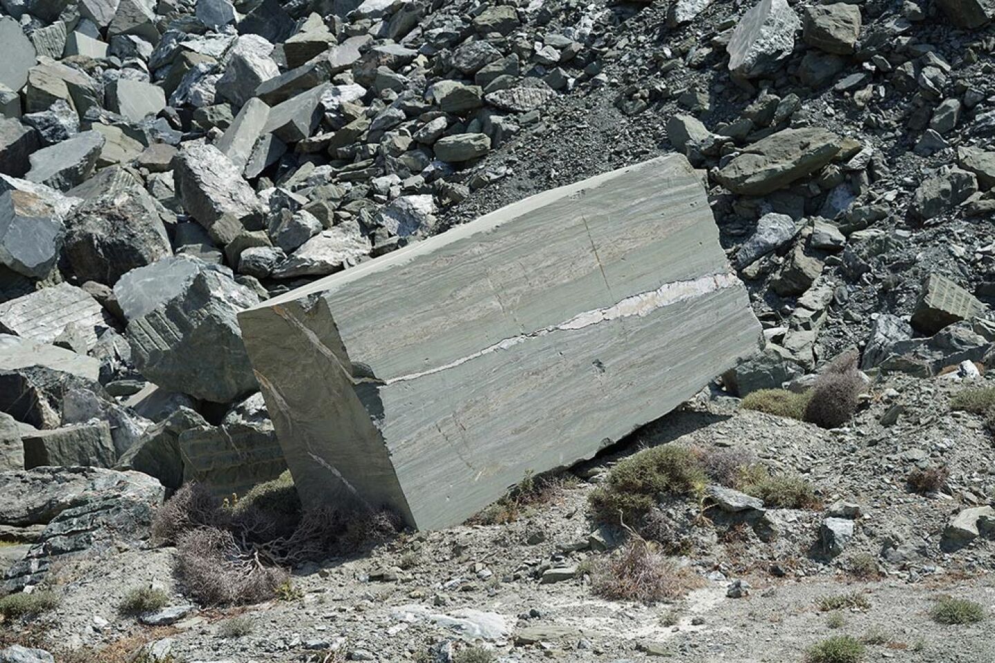 Στο Ξωτικό wine&deli στον Τριαντάρο παρουσιάζεται η έκθεση φωτογραφίας «Tinos, Shaped by the Wind»