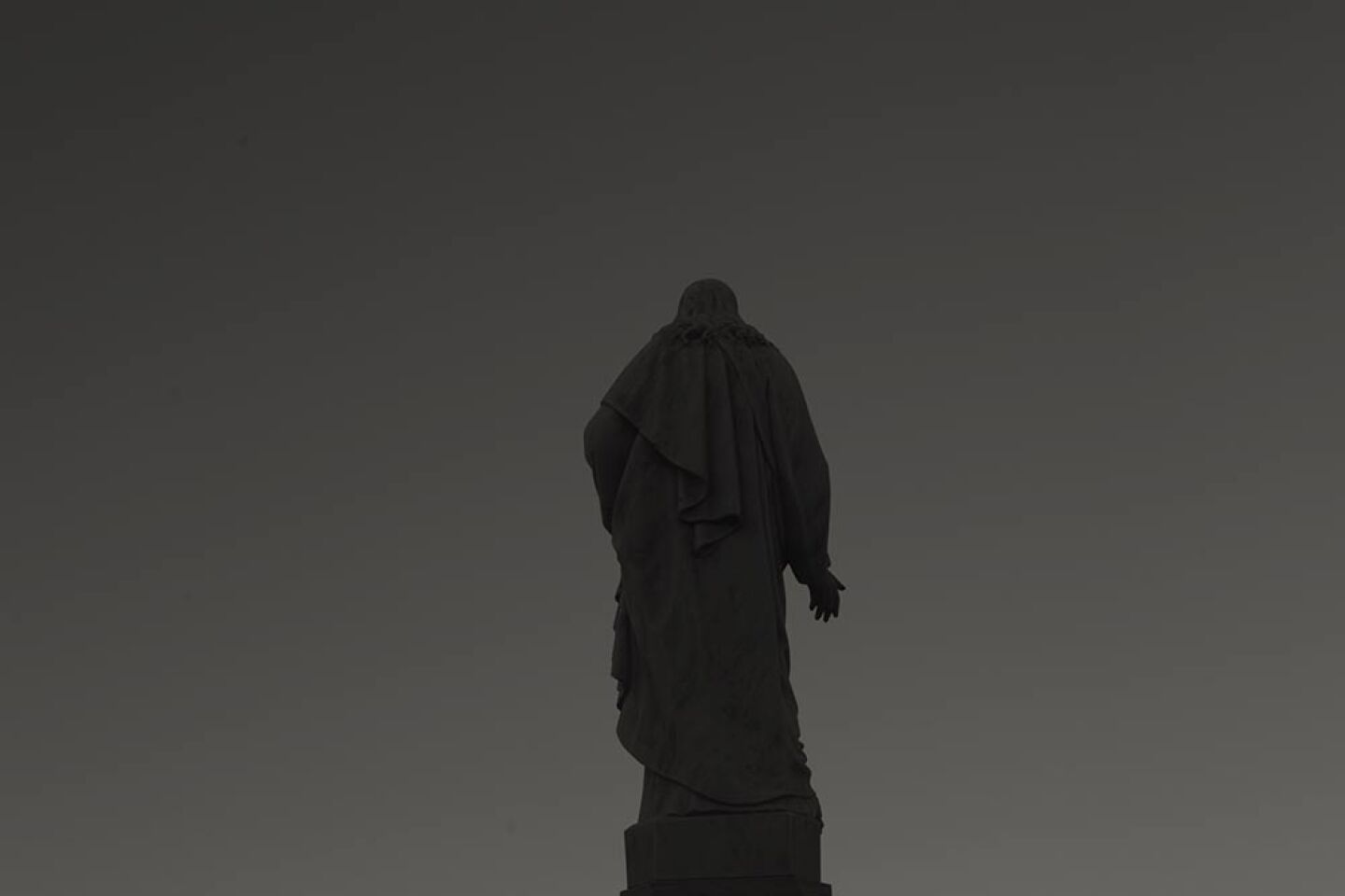 Στο Ξωτικό wine&deli στον Τριαντάρο παρουσιάζεται η έκθεση φωτογραφίας «Tinos, Shaped by the Wind»