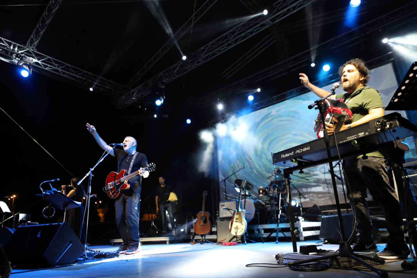 Στιγμιότυπο από τη συναυλία των Νίκου Πορτοκάλογλου, Στάθη Δρογώση, Αγάπη Διαγγελάκη, Βύρωνα Τσουράπη