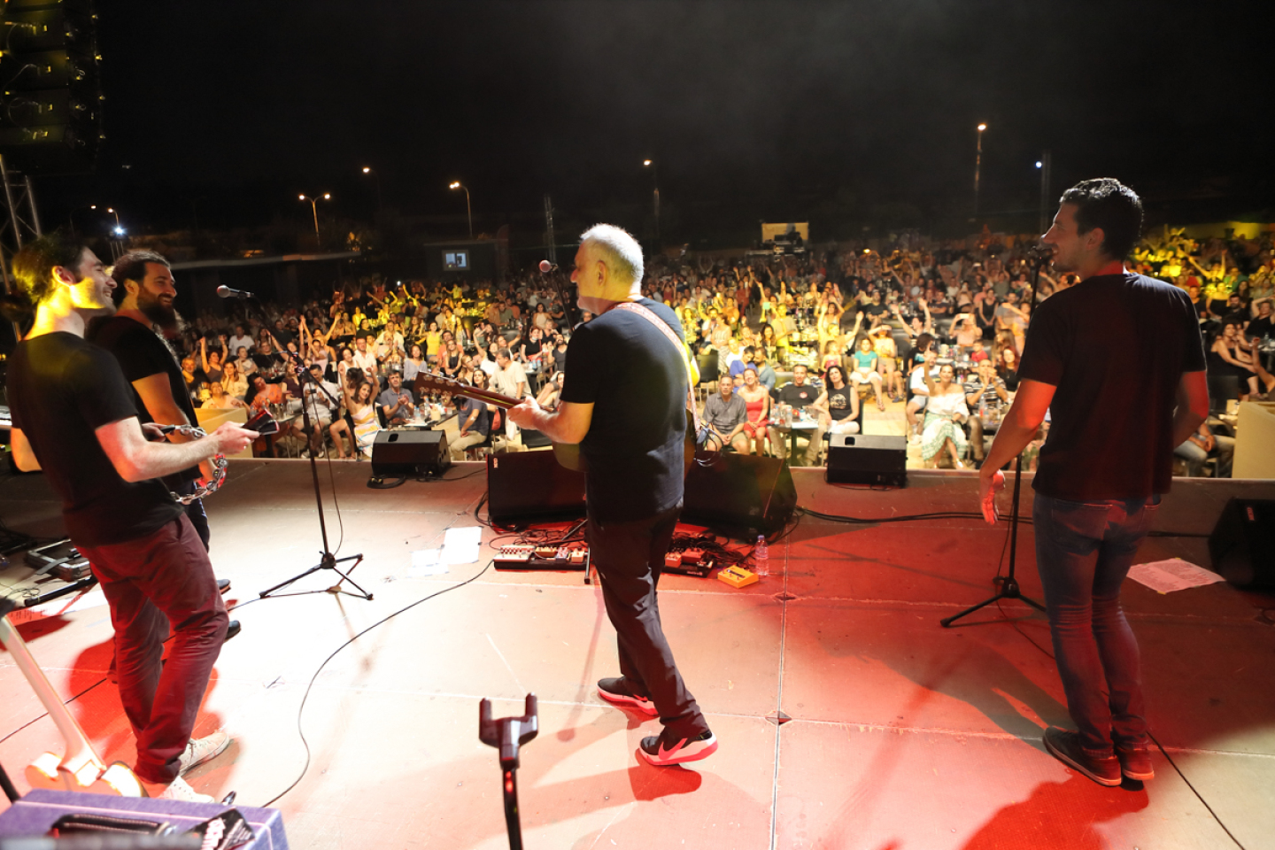 Στιγμιότυπο από τη συναυλία των Νίκου Πορτοκάλογλου, Στάθη Δρογώση, Αγάπη Διαγγελάκη, Βύρωνα Τσουράπη