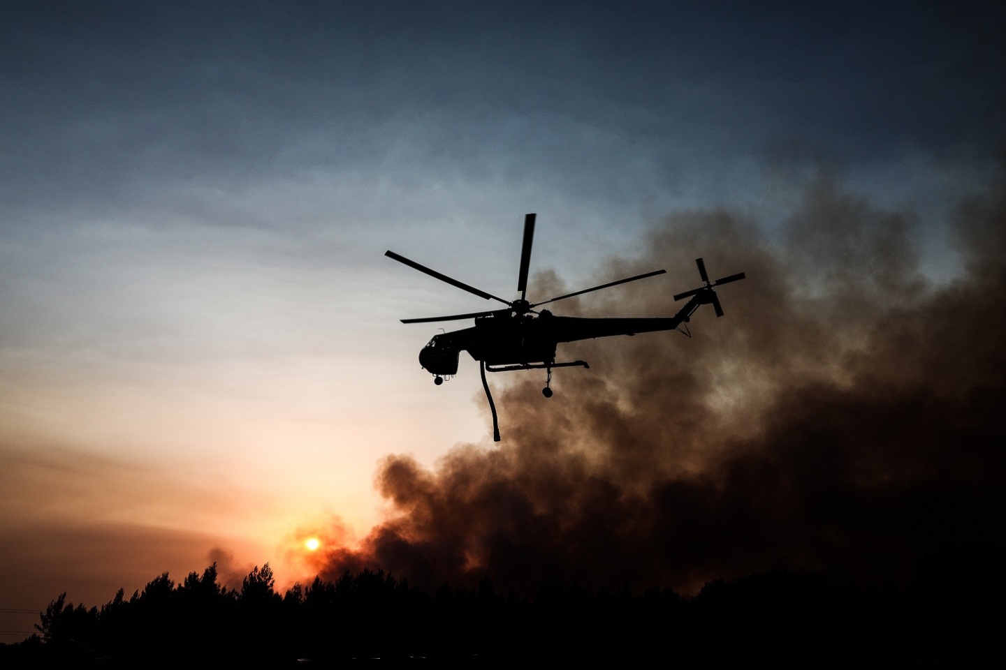 Αναζωπύρωση της πυρκαγιάς στην Βαρυμπόμπη - Στιγμιότυπο από τις Αφίδνες