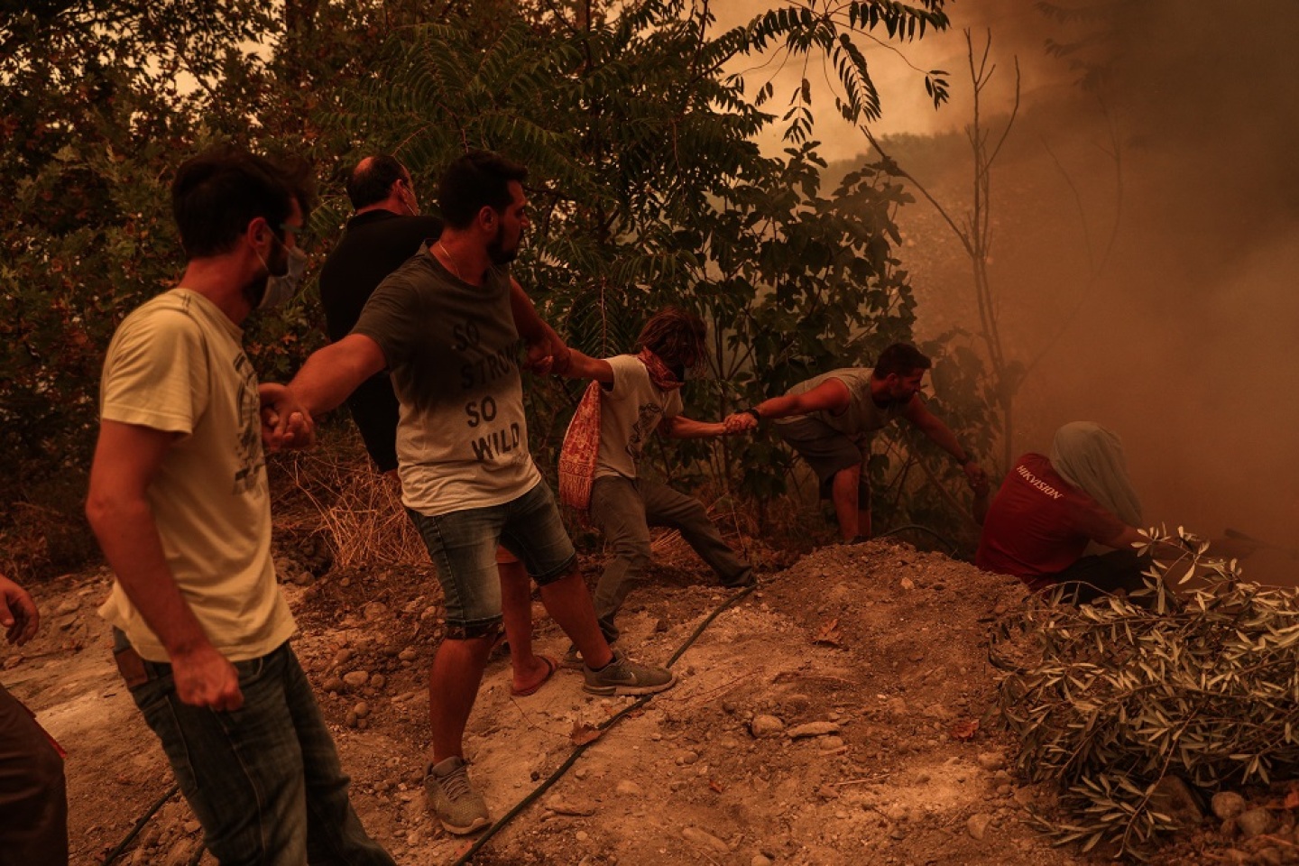 Κάτοικοι στο χωριό Γούβες, στη Βόρεια Εύβοια, επιχειρούν να σβήσουν τη φωτιά που φτάνει στο χωριό.