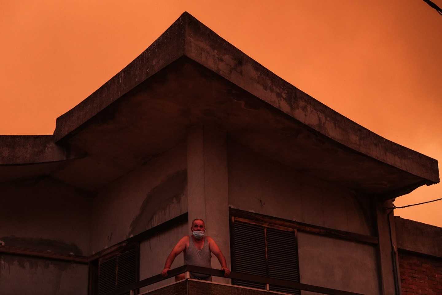 Κάτοικος στο σπίτι του στο χωριό Γούβες, στη Βόρεια Εύβοια. 