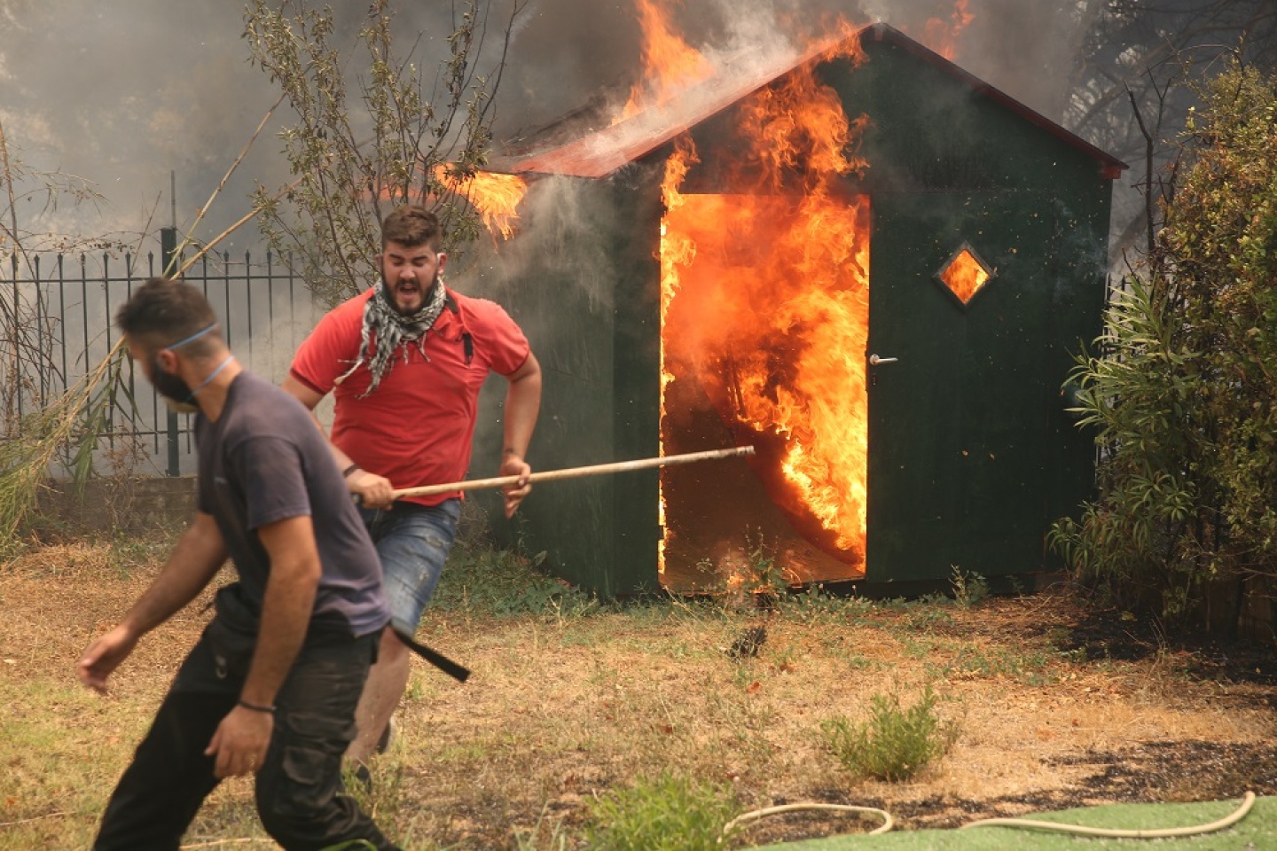 Εθελοντές συνδράμουν στην κατάσβεση της φωτιάς στην περιοχή Αφίδνες, στη Βόρεια Αττική. 