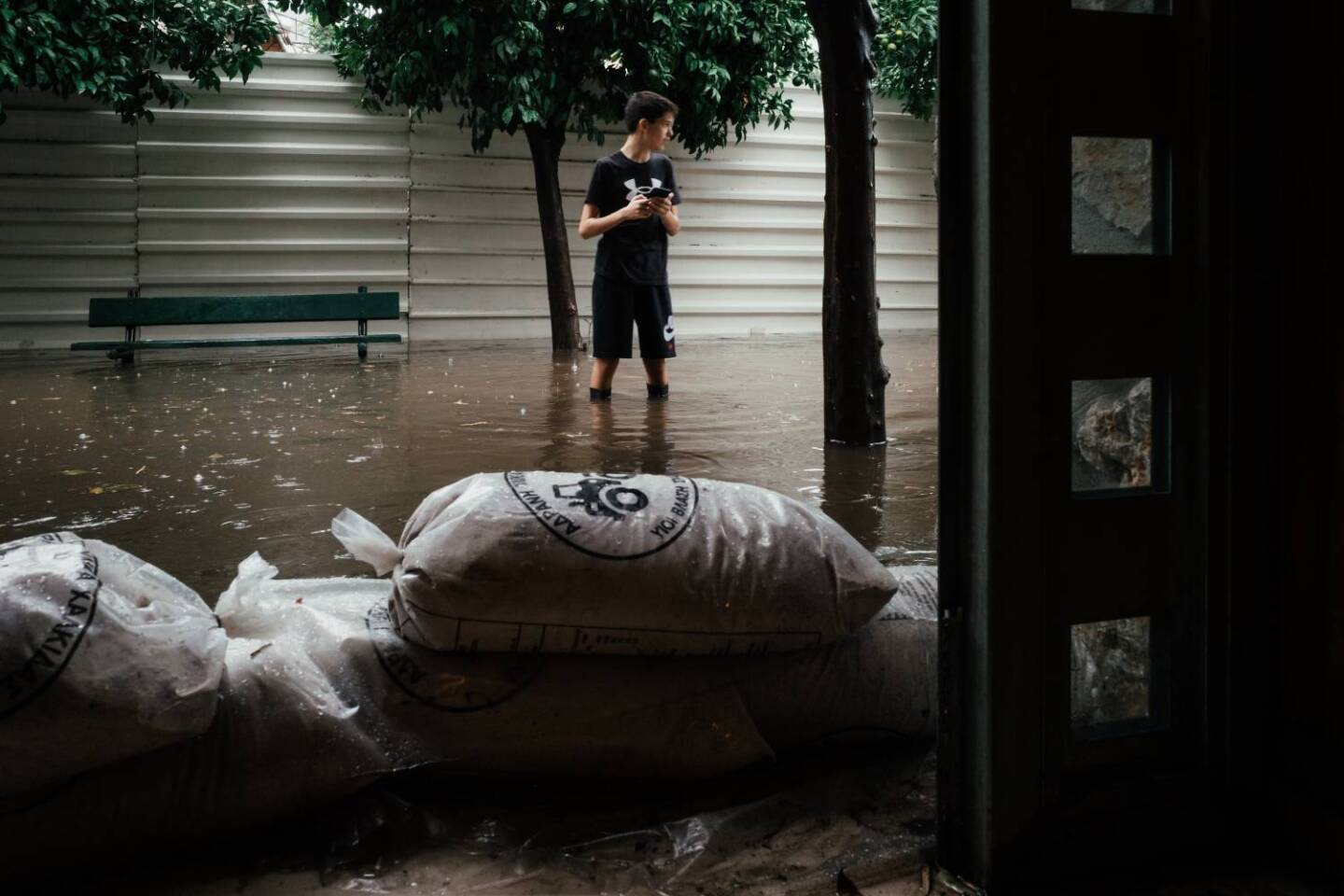 Κακοκαρία «Μπάλλος»: Οι πλημμύρες του Κολωνού από τον φωτογράφο Θοδωρή Ρήγο