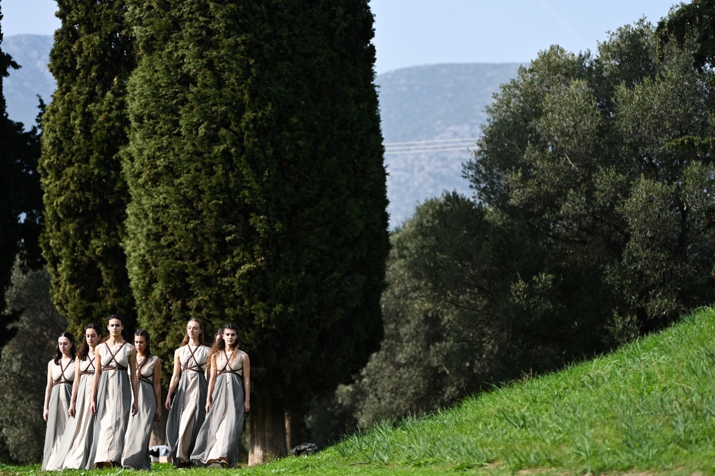 Γυναίκες και άνδρες με στολές αρχαίων Ελλήνων