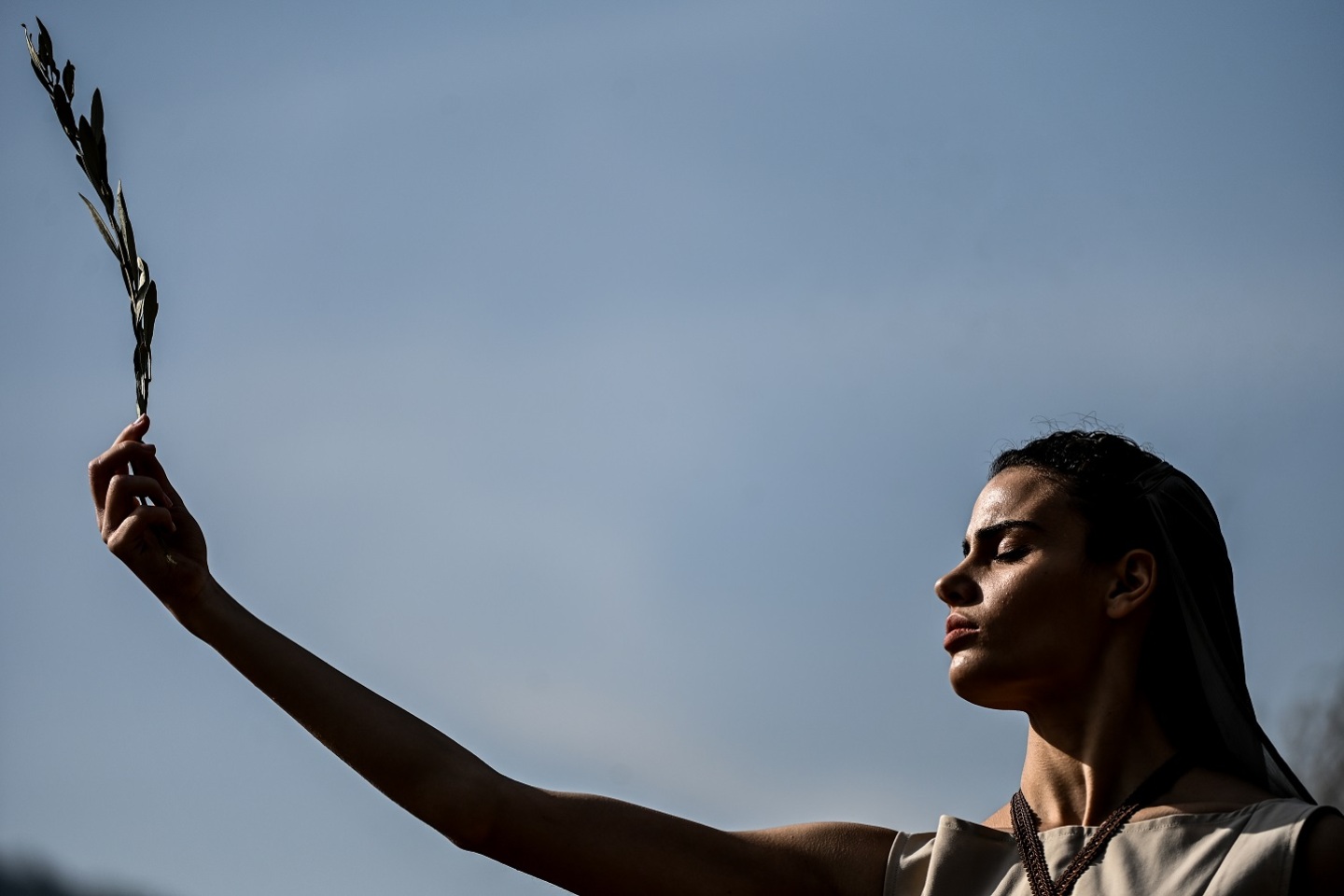 Γυναίκες με αρχαιοελληνικό φόρεμα που κρατούν κλαδιά ελιάς