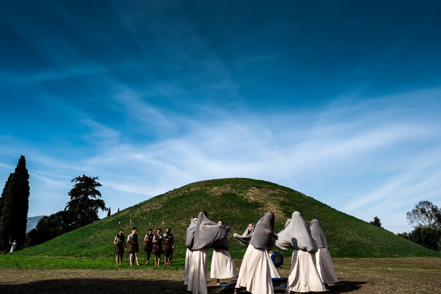 Γυναίκες και άνδρες με στολές αρχαίων Ελλήνων
