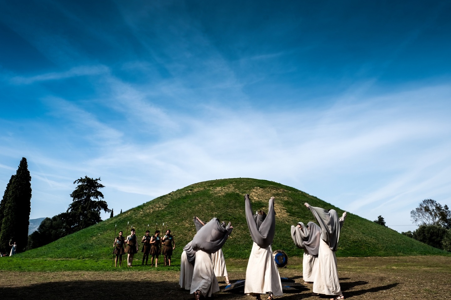Γυναίκες και άνδρες με στολές αρχαίων Ελλήνων