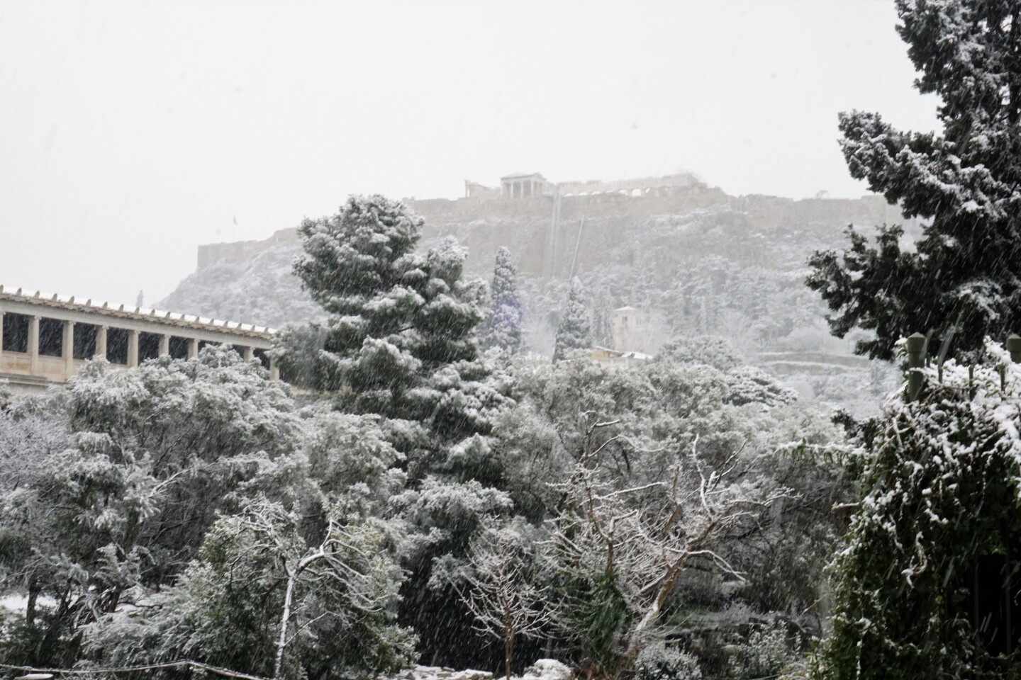 Ακρόπολη στα λευκά.