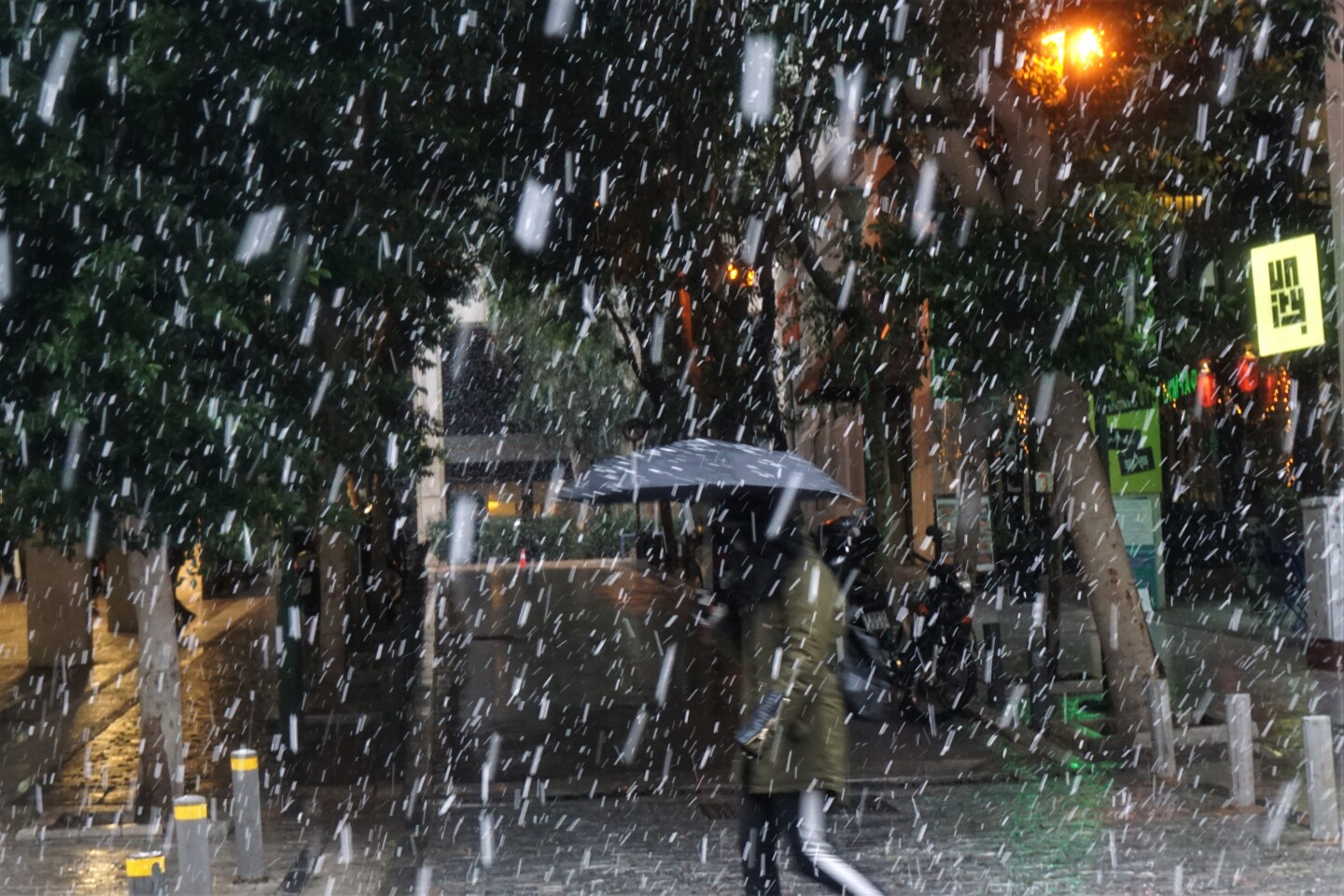 Χιονόπτωση στην Ερμού.