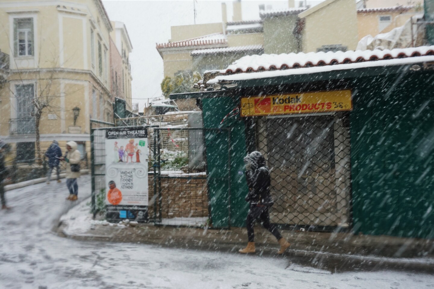 Ένας άνθρωπος περπατάει στην χιονισμένη Αθήνα. 