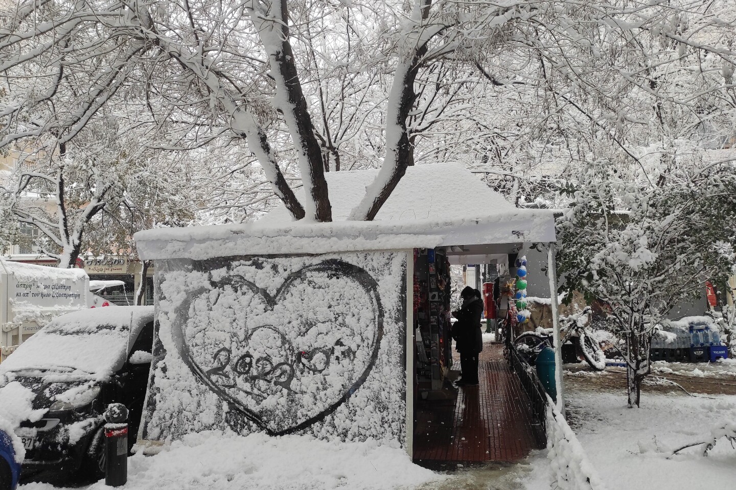 Κάποιος έχει γράψει πάνω στο χιόνι 2022 και έχει ζωγραφίσει μια καρδιά. 