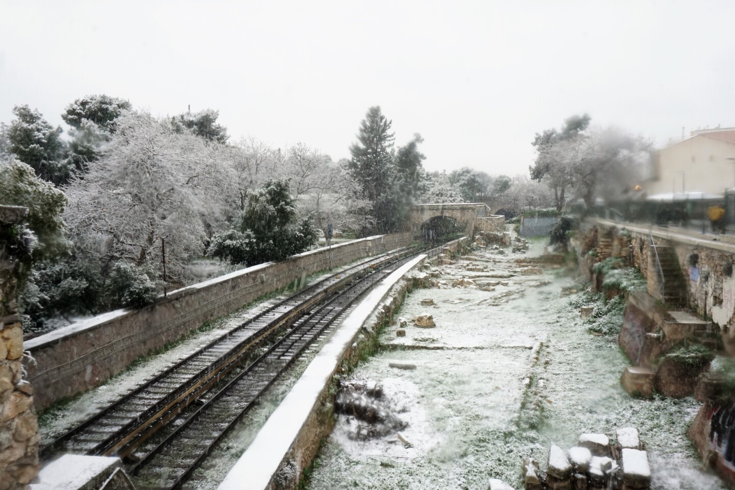 Χιονισμένες ράγες του Ηλεκτρικού. 