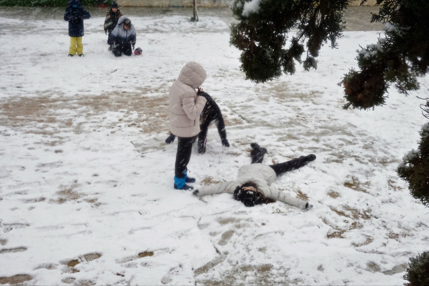 Παιδιά κάπου στην Διονυσίου Αεροπαγίτου, φτιάχνουν αγγελάκια στα χιόνια.