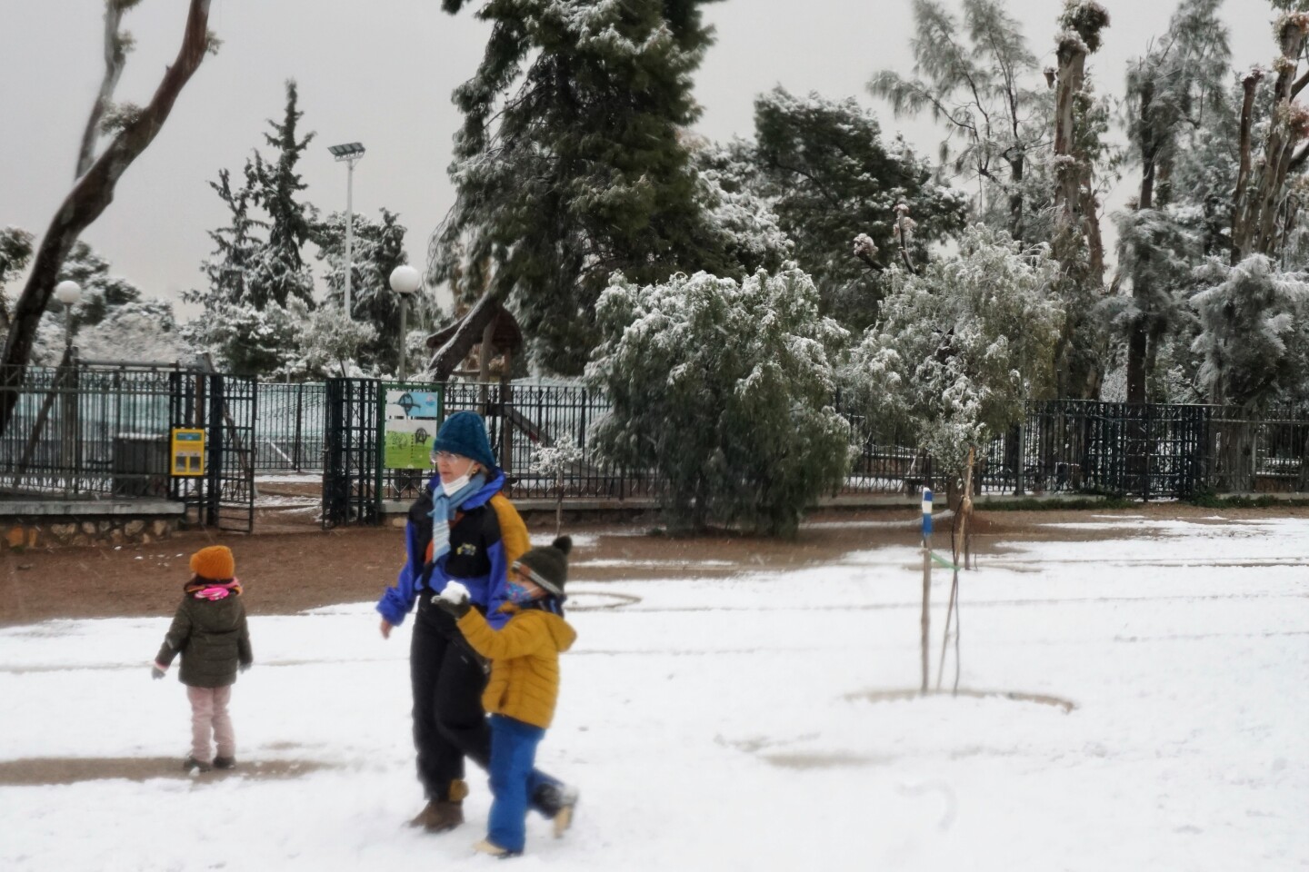 Παιδιά παίζουν με τα χιόνια στο Θησείο.