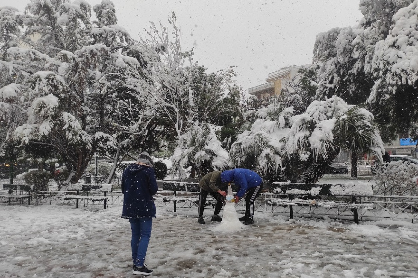 Μια παρέα φτιάχνει χιονάνθρωπο στην Πανόρμου.