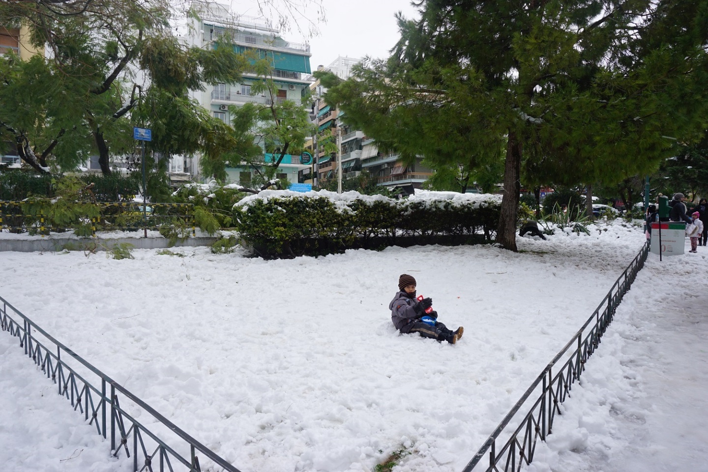 Ένα παιδί παίζει σε πάρκο της Πανόρμου.