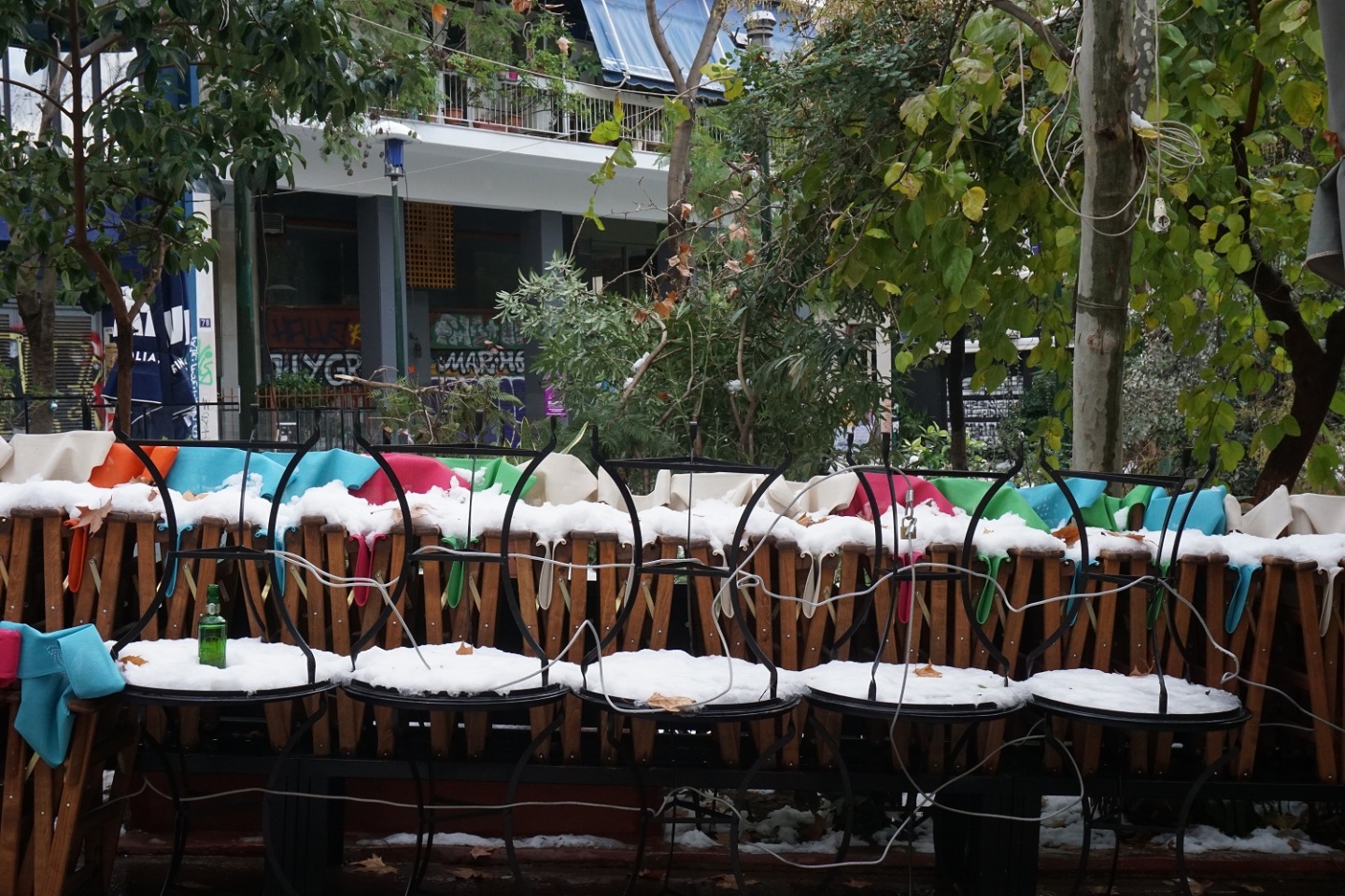 Χιονισμένες καρέκλες στην πλατεία Εξαρχείων. 