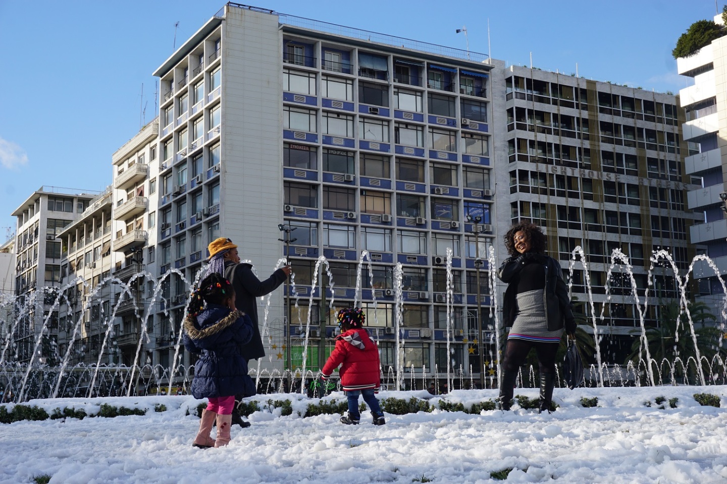 Στιγμιότυπο από το συντριβάνι της Ομόνοιας. 