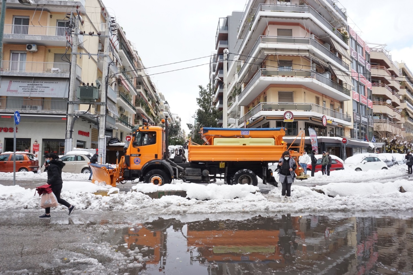 Εκχιονιστικό μηχάνημα στην Πανόρμου. 