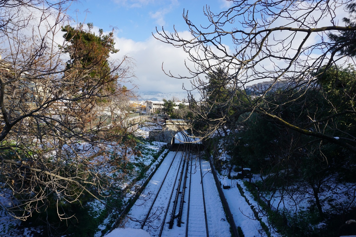 Χιονισμένες ράγες του ηλεκτρικού. 