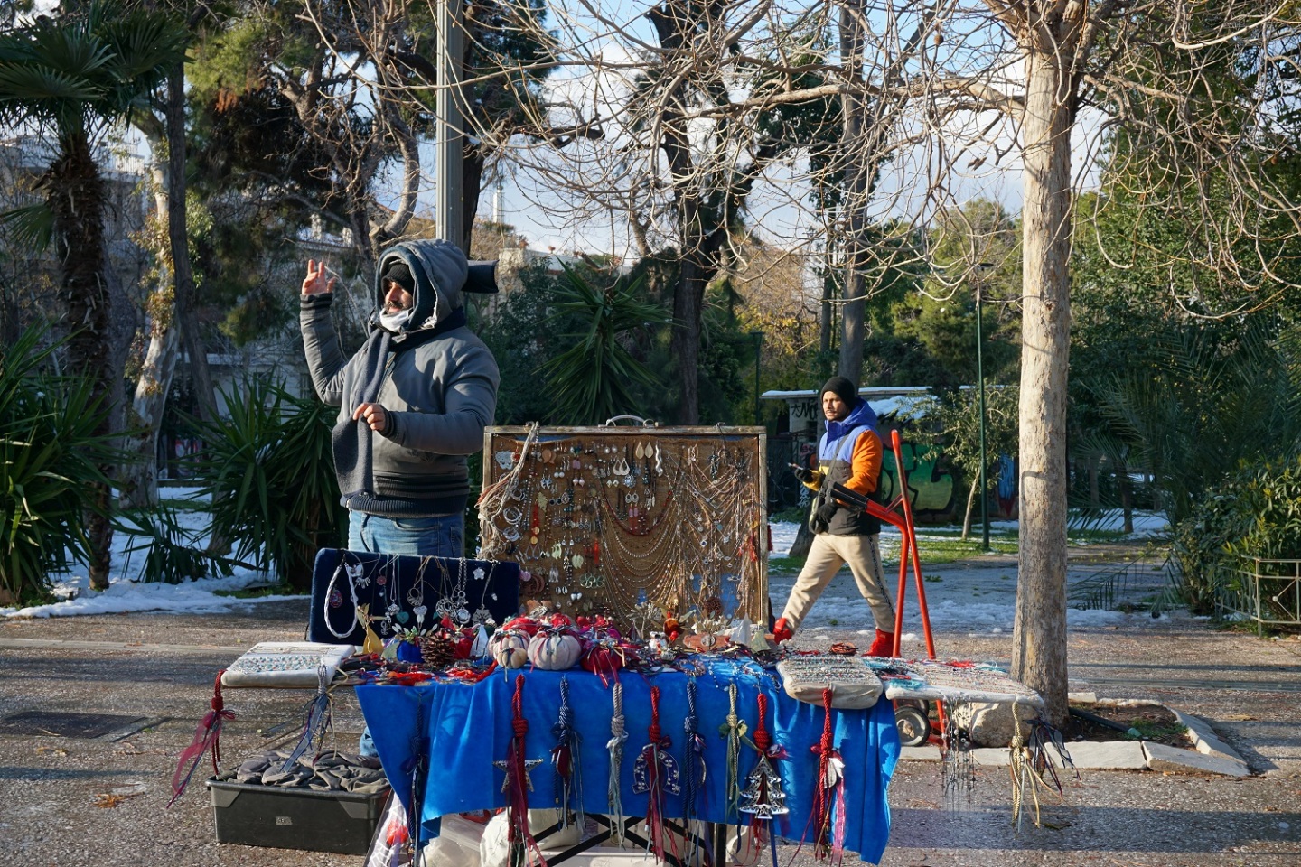 Ένας πλανόδοιος πωλητής στο Θησείο. 