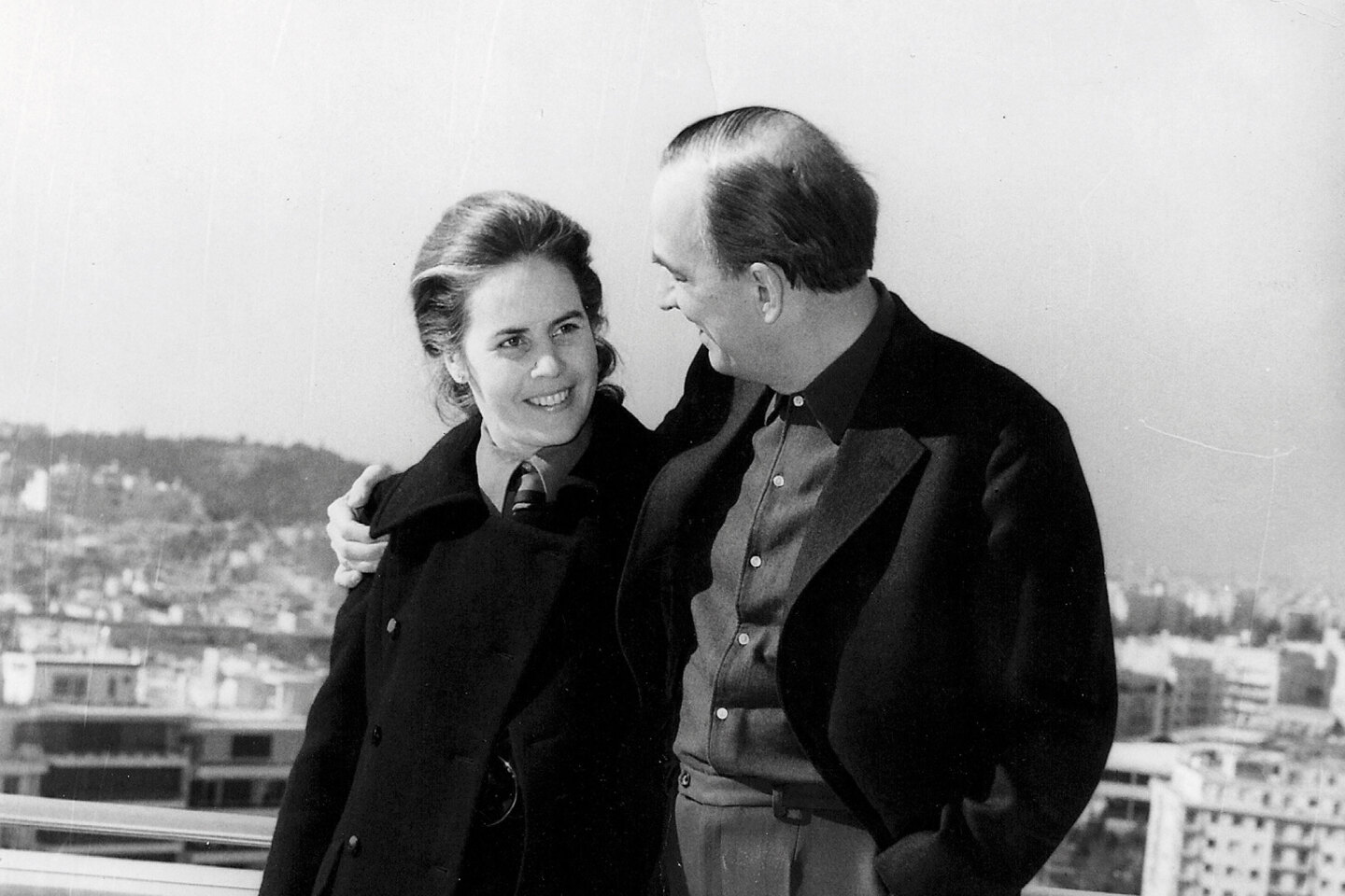 Ο Ίνγκμαρ Μπέργκμαν με την τότε σύντροφό του, Λιβ Ούλμαν, στο Hilton με φόντο την πανοραμική θέα της Αθήνας