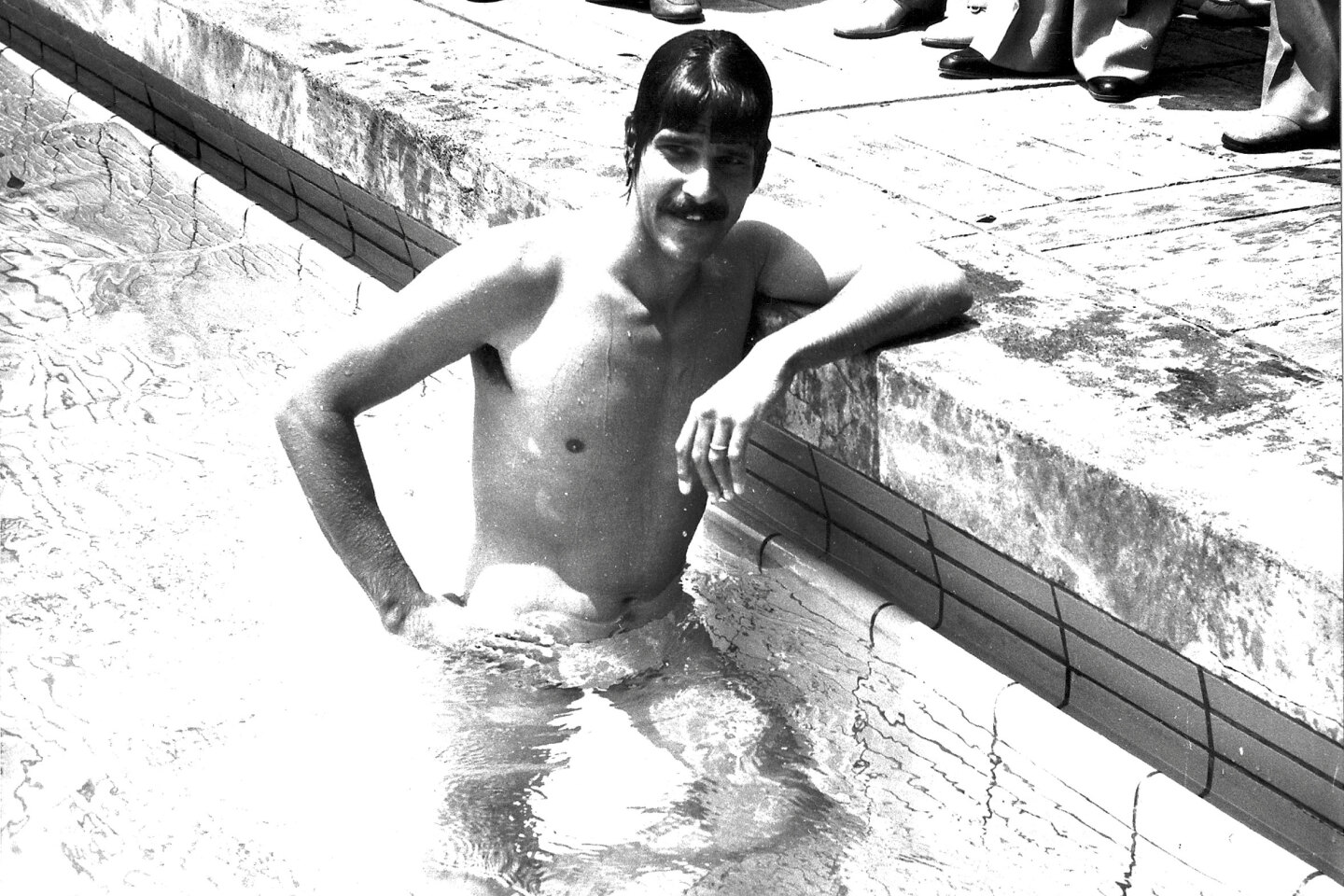 Ο 9 φορές Χρυσός Ολυμπιονίκης στην κολύμβηση Μαρκ Σπιτς ποζάρει στην πισίνα του Χίλτον στην Αθήνα