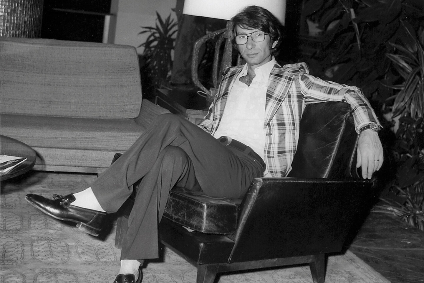 Ο Γάλλος μόδιστρος Πιερ Καρντέν κάθεται αναπαυτικά σε πολυθρόνα του Χίλτον Αθηνών