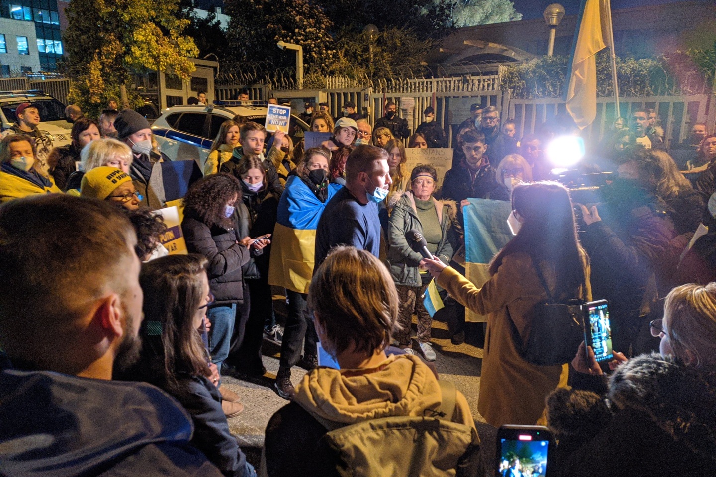 Έλληνες και Ουκρανοί διαδηλώνουν έξω από το προξενείο της Ρωσίας στην Αθήνα