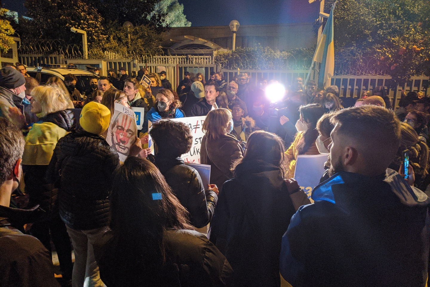 Έλληνες και Ουκρανοί διαδηλώνουν έξω από το προξενείο της Ρωσίας στην Αθήνα