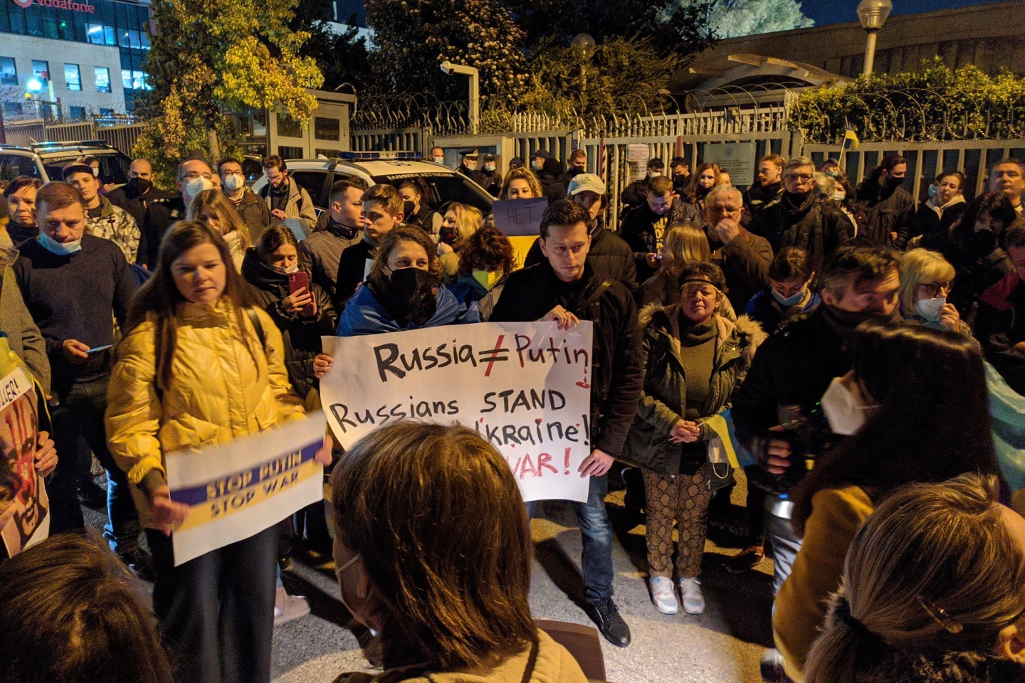 Έλληνες και Ουκρανοί διαδηλώνουν έξω από το προξενείο της Ρωσίας στην Αθήνα