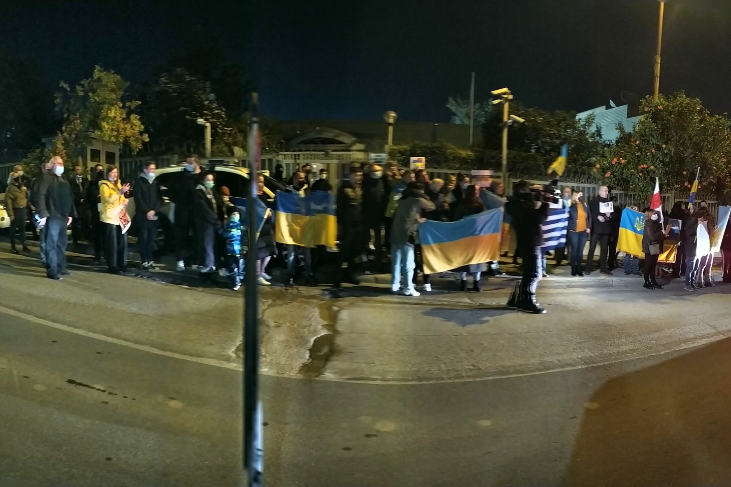 Έλληνες και Ουκρανοί διαδηλώνουν έξω από το προξενείο της Ρωσίας στην Αθήνα