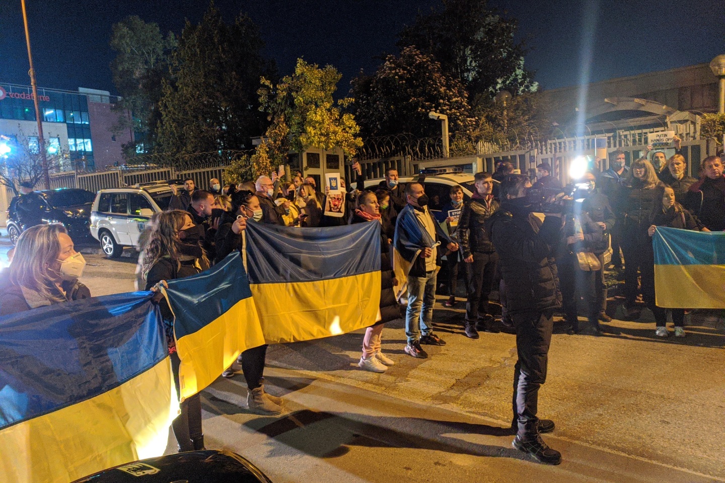 Έλληνες και Ουκρανοί διαδηλώνουν έξω από το προξενείο της Ρωσίας στην Αθήνα